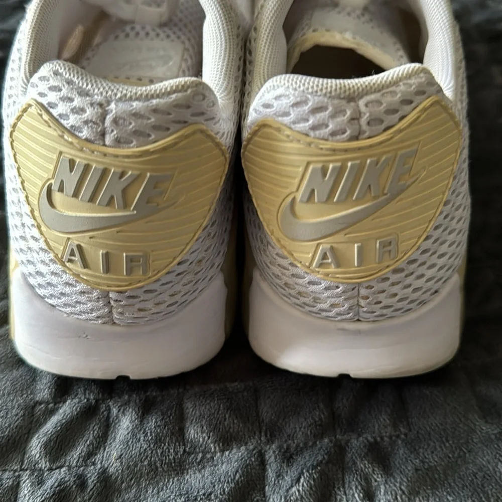 Nike Air 9 Max Woman’s Ultra Breathe White Lace-Up Tennis Shoes